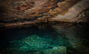 Nil Diya Pokuna - underground cave pool