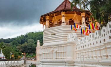 Kandy temple of tooth relic, Sri Lanka tours